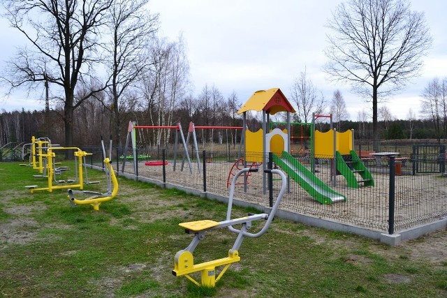 Obok plenerowych siłowni w bojanowskiej gminie powstały place zabaw dla dzieci