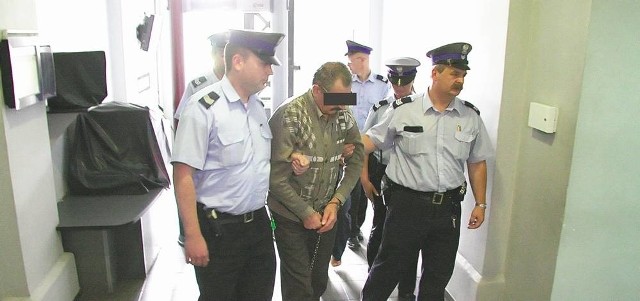 Stanisław w asyście policji prowadzony na ogłoszenie wyroku w sądzie w Zielonej Górze