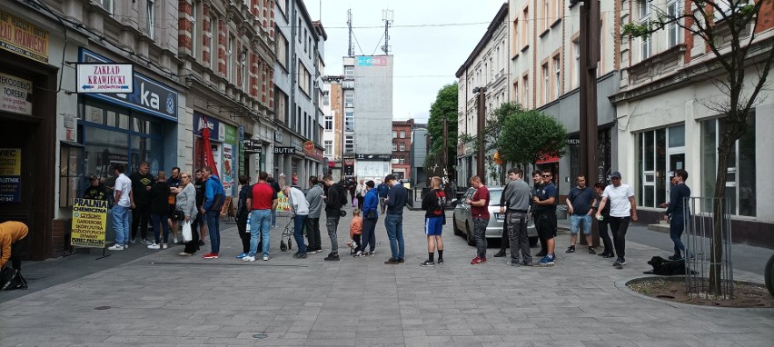 27.05.2022 r. Kolejka przed Sklepem Kibica na Jagiellońskiej...