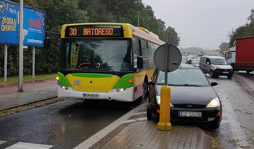 Autobus zderzył się z autem na ul. Batorego w Zielonej Górze