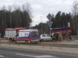 Toyota wjechała w przystanek autobusowy nr 565  W. Wysockiego/Bolesława Krzywoustego. Była straż pożarna i pogotowie ratunkowe (zdjęcia)