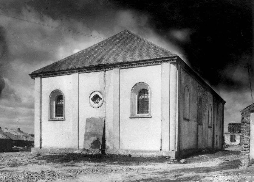 Tak wyglądała synagoga w Przysusze około sto lat temu.