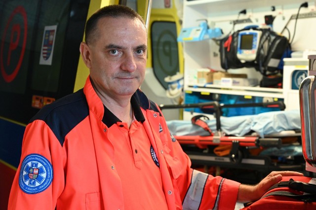 Paweł Gryc, ratownik medyczny ze Świętokrzyskiego Centrum Ratownictwa Medycznego opowiedział o najbardziej wstrząsających wypadkach w swojej trzydziestoletniej pracy w karetce.