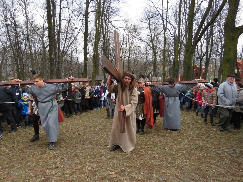 Tysiące wiernych na Misterium Męki Pańskiej na piekarskiej kalwarii [ZDJĘCIA, WIDEO]