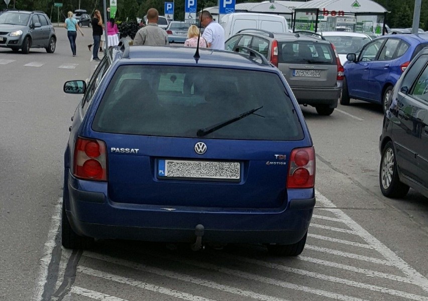 Kierowca passata śpieszył się do Leroy Merlin w Białymstoku....