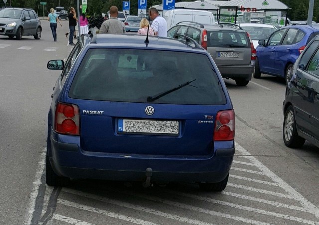 Kierowca passata śpieszył się do Leroy Merlin w Białymstoku. Zaparkował na zakazie mimo wolnych miejsc postojowych