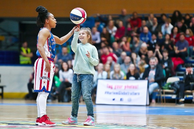 Wielkie show w hali Orbita we Wrocławiu Harlem Globetrotters już za nami. Magicy koszykówki z USA pokazali swoje pokazowałe sztuczki i spektakularne akcje. Oprócz basketu na najwyższym poziomie, kibice obejrzeć również znakomite show z koszykarzami w roli głównej. Interakcję z fanami Harlem Globetrotters można ocenić na 10. Sprawdź, czy jesteś na zdjęciach z tego wydarzenia.Do następnych zdjęć można przejść za pomocą strzałek.