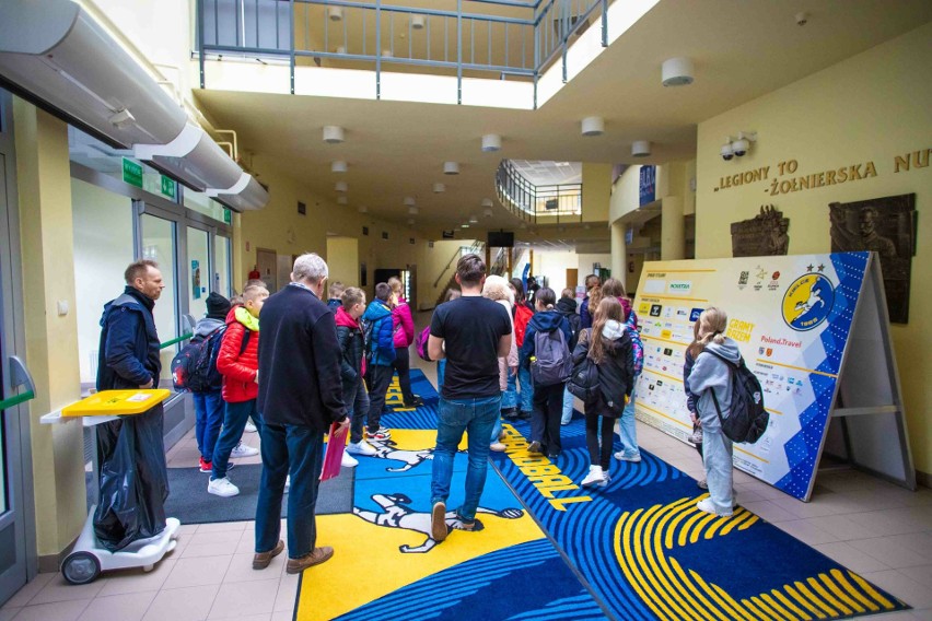 Muzeum Historii Klubu Iskra Kielce odwiedziła grupa uczniów ze Szkoły Podstawowej w Masłowie. Zobacz zdjęcia