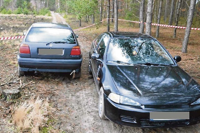 Po wyciągnięciu volkswagena 21-letni kierowca hondy (auto z prawej) odczepiał linę od drugiego auta. Wtedy został śmiertelnie potrącony