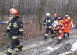Łękawka. Strażacy z ratownikami pomagali mężczyźnie, który uległ wypadkowi w lesie