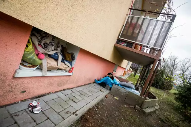 Starszy mężczyzna ma gdzie mieszkać, ale od 2 lat koczuje na schodach. Rodzina ma słaby z nim kontakt.