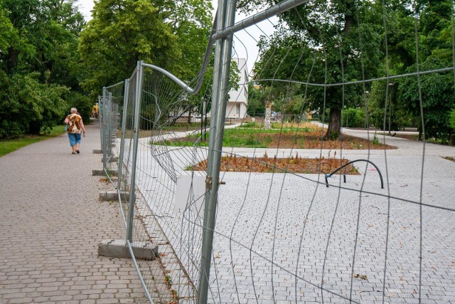 Mieszkańcom na razie została udostępniona tylko część alejek. Większość parku jednak wciąż jest zamknięta.