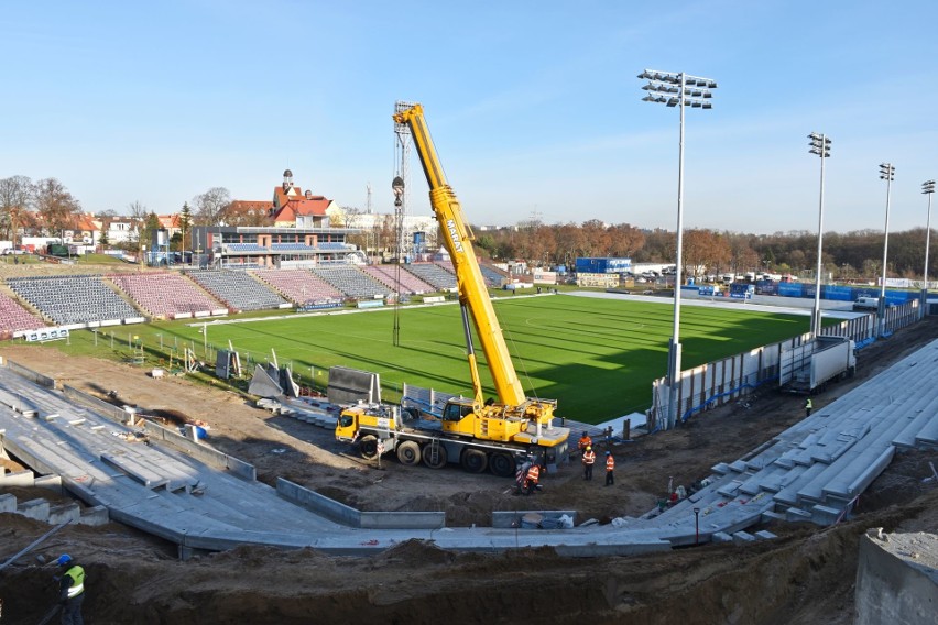 Budowa stadionu w Szczecinie. Trybuna na łuku już prawie zabudowana [ZDJĘCIA]