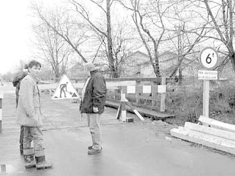 Nawet ograniczenie tonażu do 6 ton już nie pomogło. Jeden z mostów w Wolicy ugiął się pod brzemieniem czasu i pilnie trzeba było go ratować. Czy to wystarczy? Na jak długo?