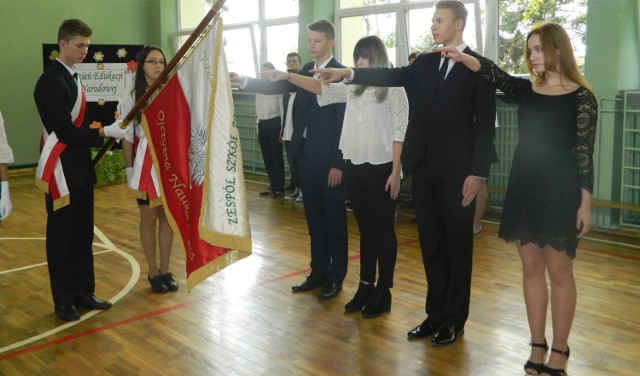 Uczniowie klas pierwszych Zespołu Szkół Zawodowych w Odonowie ślubowali uroczyście na sztandar szkoły.