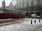 Przyczyną wykolejenia tramwaju w centrum Bydgoszczy był śnieg, ale motorniczy popełnił błąd