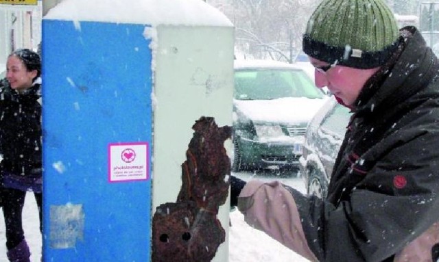 Kierowcy psioczą, ale tak jak pan Paweł, pokornie płacą za zaśnieżone miejsca parkingowe w centrum Łomży. Zdarza się, że przy dużych ujemnych temperaturach parkomaty nie działają.