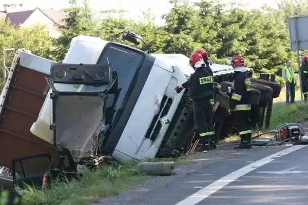 Wypadek w Nowej DebieW wypadku w Nowej Debie zginely dwie osoby