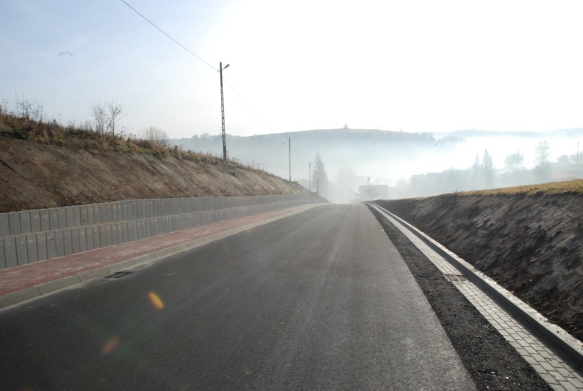 Droga powiatowa ze skarpą została zmodernizowana. Mieszkańcy Racławic już z niej korzystają 