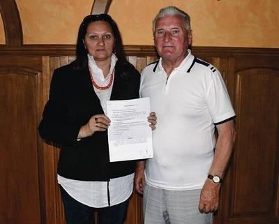 Danuta Al. Ani i Józef Leśniak z umową o współpracy z Wisłą Kraków Fot. Maciej Zubek