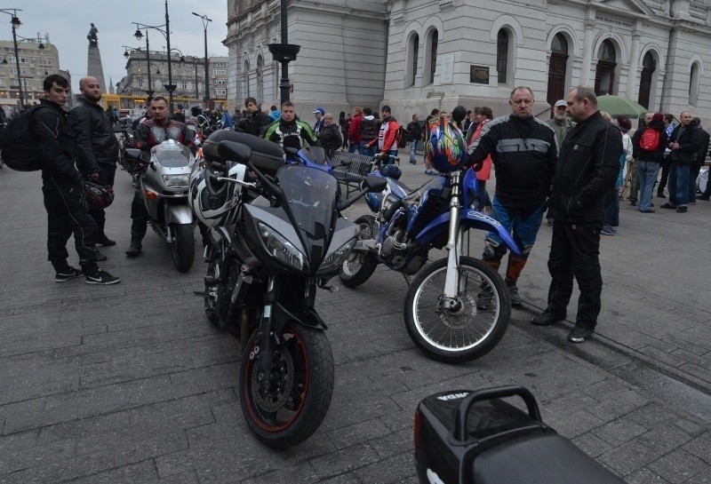 Żużlowcy i motocykliści na Piotrkowskiej [FILM, zdjęcia]