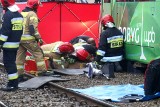 Tragiczny wypadek we Wrocławiu. Rowerzysta wpadł pod tramwaj, nie udało się go uratować [ZDJĘCIA]