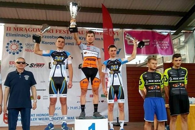 Adrian Kucharek na najwyższym stopniu podium w Mrągowie