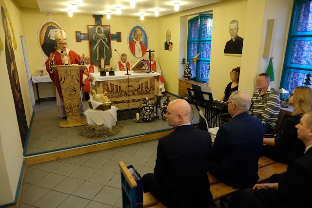 Arcybiskup Wiktor Skworc odprawił świąteczną mszę świętą w Areszcie Śledczym w Katowicach. Wzięli w niej udział osadzeni oraz pracownicy aresztu.