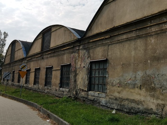 Obity blachą trapezową budynek przez lata straszył na rogu Drogi Męczenników Majdanka i Wrońskiej. Niewielu pamięta, że przed wojną produkowano tu samoloty.