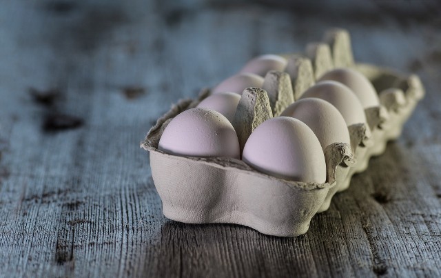 Blisko 40 proc. z nas jest przekonanych, że spożywanie dużej ilości jaj w ciągu tygodnia podwyższa znacząco poziom cholesterolu. A jak jest naprawdę?