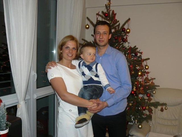 Katarzyna i Piotr Brojkowie podczas rodzinnej wigilii z 1,5-rocznym synkiem Filipem. Latorośl ciągnie do siatkówki! 