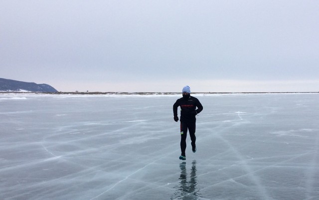 Maciej Florczak, 48-letni Gorzowianin właśnie wrócił z Bajkalskiego Maratonu Lodowego. W mrozie przebiegł po zamarniętym jeziorze ponad 42 kilometry.