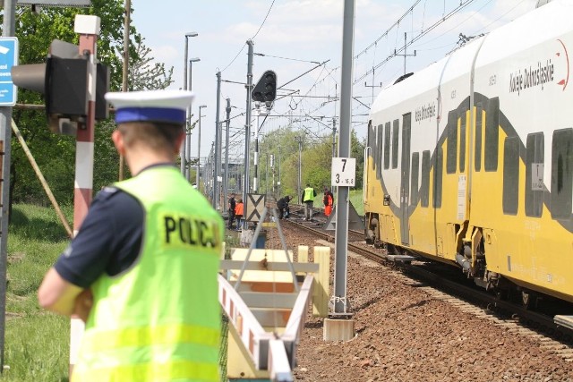 Wypadek przy przejeździe kolejowym na Kołobrzeskiej. Nie żyje mężczyzna potrącony przez pociąg