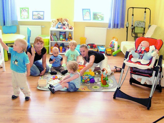 B-Baby w komplecie, nianie: pani Ania i pani Joanna oraz:  Błażej (12 miesięcy), Adaś (półtora roku), Hania (2 latka), Mikołaj (2 latka), Franek (4 miesiące).