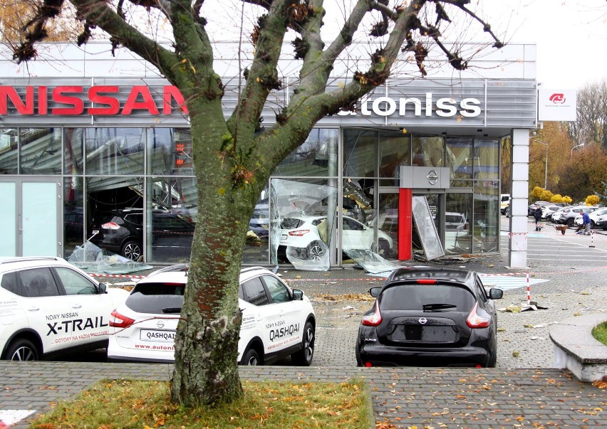 Zawalił się dach w salonie Nissana w Lublinie. Pięć samochodów zostało uszkodzonych (ZDJĘCIA)