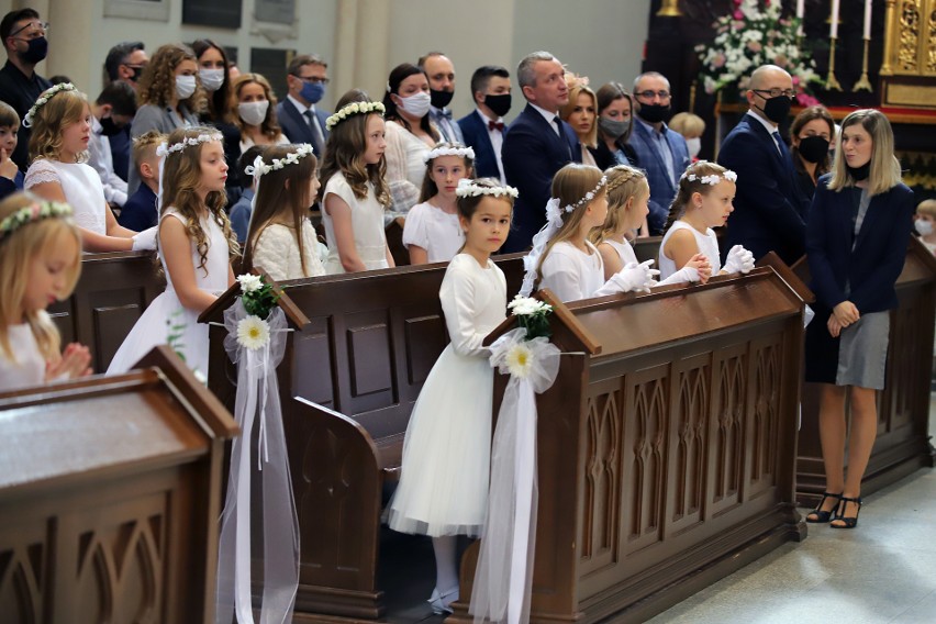 Z kilkumiesięcznym opóźnieniem w Łodzi odbyły się Pierwsze Komunie Święte...