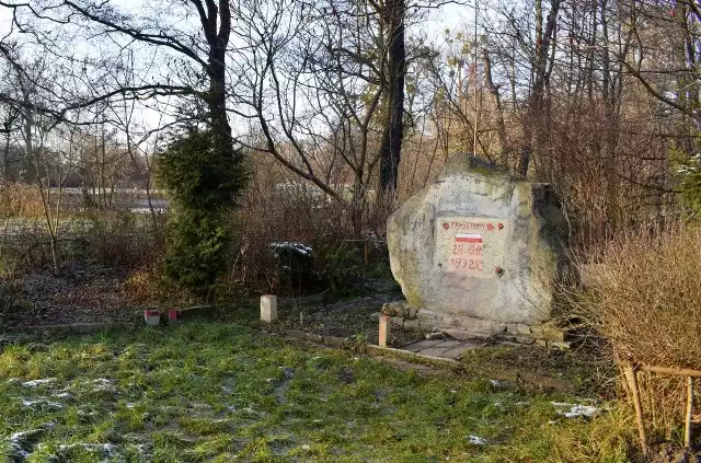 Prawdopodobnie ostatnie zdjęcie pamiątkowego kamienia, wykonane 27 grudnia 2020 r.