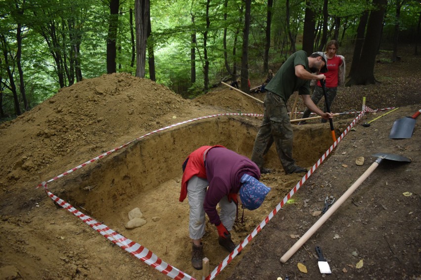 Kobylanka. Badania archeologiczne przyniosły pierwsze odkrycia. Naukowcy trafili m.in. na pozostałości bruku i ceramiki