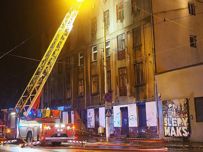 Tragiczny pożar w kamienicy przy Zgierskiej na Bałutach. Jedna osoba nie żyje! Pożar w kamienicy przy Oblęgorskiej ZDJĘCIA, FILM