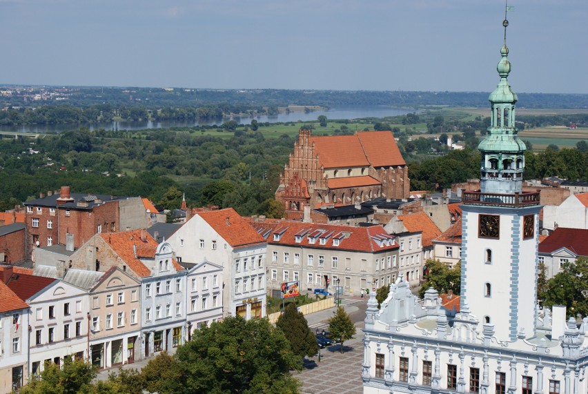 To widok z wieży kościoła farnego na chełmiński Rynek i jego...