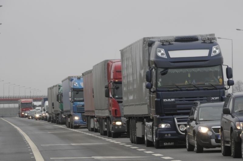 Piwo na autostradzie! Ciężarówka wpadła do rowu. Zablokowana A2 w kierunku Warszawy [FILM]