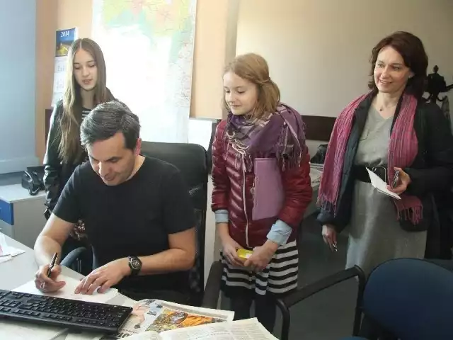 Uczniowie z kieleckiej szkoły wraz z opiekun, Panią Anna Sieradzan przyglądają się, jak test ortograficzny rozwiązuje redaktor naczelny Echa Dnia, Stanisław Wróbel.