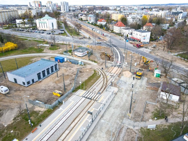 Najbardziej zaawansowane prace prowadzone są na odcinku od pętli Wilczak do ul. Włodarskiej. Gotowy jest już m.in. przejazd tramwajowy przez ul. Słowiańską oraz przez południową jezdnię ul. Serbskiej, a także ul. Czarna Rola.Zobacz także:Tak wygląda budowa "tramwaju na Naramowice"