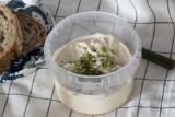 Twarożek wiejski z tofu na śniadanie. Wypróbuj przepis na lekki przysmak nie tylko dla wegetarian. Dodaj szczypiorek i ciesz się smakiem
