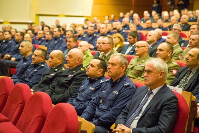 W naradzie wzięli udział przedstawiciele różnych służb, m.in. wojska, straży granicznej, leśników.