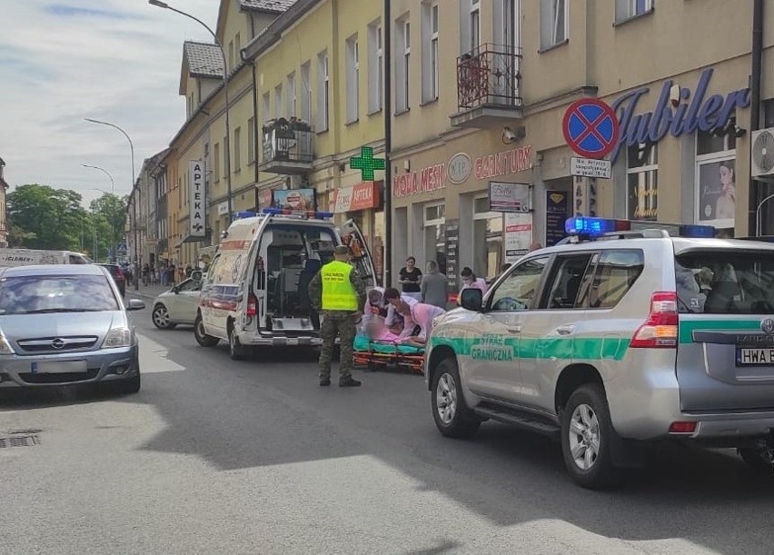 Funkcjonariusze KaOSG pomogli potrąconej przez samochód dziewczynce w Limanowej