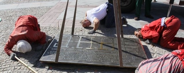 Prace przy montowaniu  tablicy zaczęły się we wtorek. Robotnicy usunęli bruk i przygotowali miejsce. Mieli położyć tablicę już następnego dnia. Jednak beton nie zasechł i trzeba było czekać do czwartku.