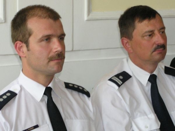 Nadkomisarz Jakub Kosiń, komendant powiatowy policji w Jędrzejowie (z lewej) i jego zastępca, młodszy inspektor Józef Krzywda.