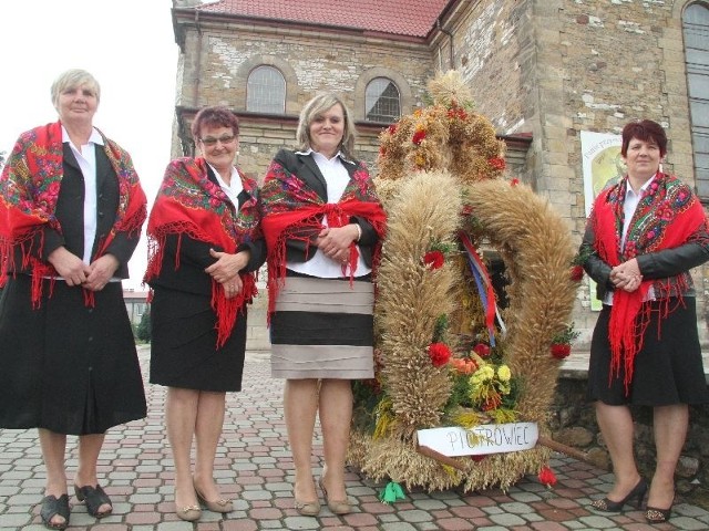 Najpiękniejszy tegoroczny wieniec dożynkowy w Łopusznie  przygotowały Krystyna Macikowska, Elżbieta Ordon, Kamila Trela i Bogumiła Kaczmarczyk z Piotrowca. Niestety był on za ciężki aby pani mogły go przenieść dalej niż na plac kościelny.