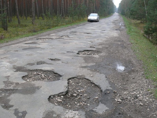 Tak wygląda droga powiatowa Kozia Wieś - Rudka. Komentarz zbyteczny. Być może wspólnymi siłami powiatu i gminy Krasocin uda się ją wyremontować w tym roku.